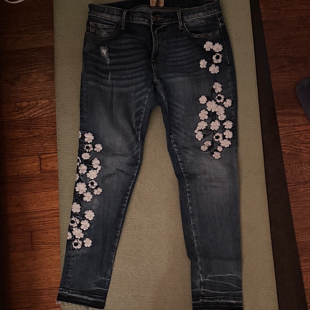 Like new Size 29 floral embroidered Driftwood classic fit Marilyn jeans